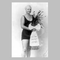 105-0138 Die Schwimmerin Anni Weynell nach der Haffueberquerung.jpg